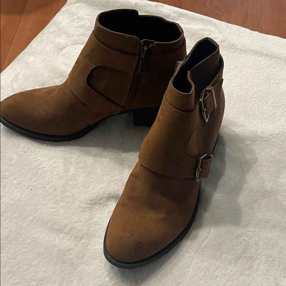 NWOT Kenneth Cole Tan Ankle Booties with Buckle - Picture 1 of 6